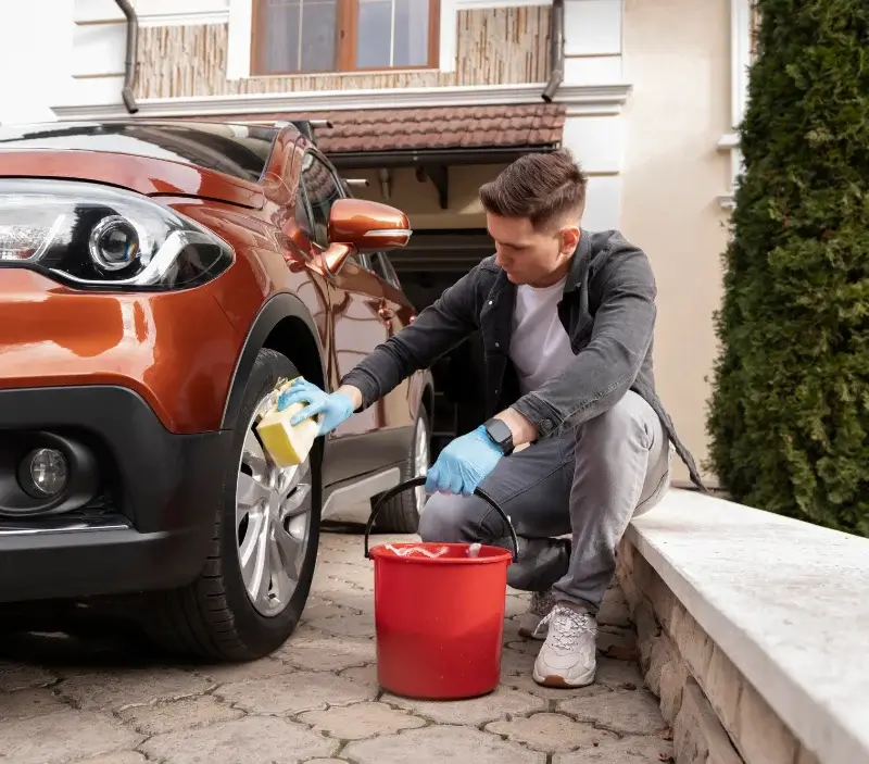 Lavage auto à domicile Muespach-le-Haut : professionnel intervenant sur un véhicule